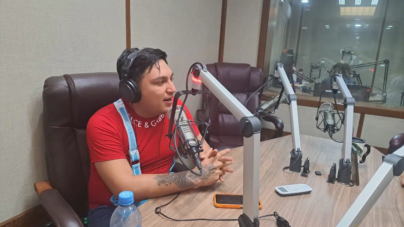 Paolo Mendívil en entrevista en la cabina de RSN en Guasave