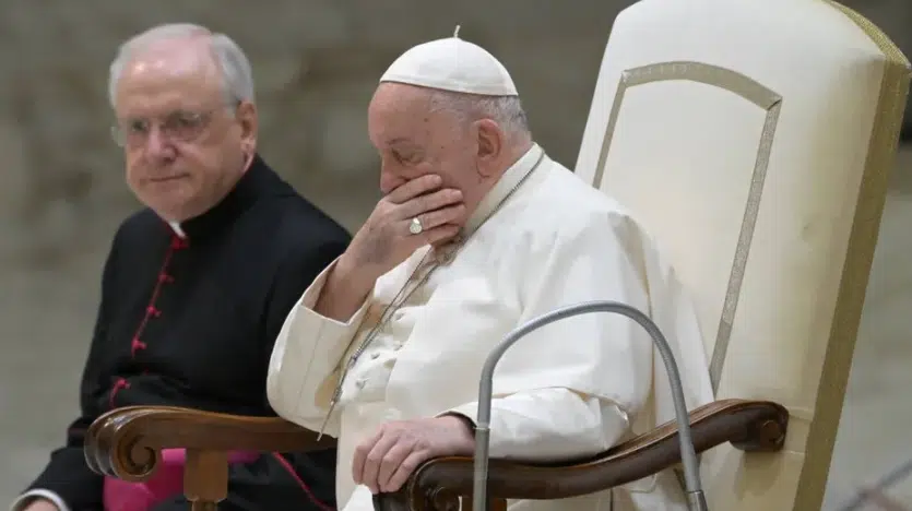 Papa Francisco es incapaz de leer su discurso debido a una tos
