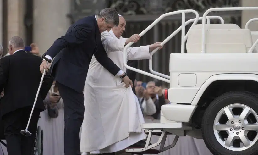 Papa Francisco evidencia problemas de movilidad durante aparición en el Vaticano