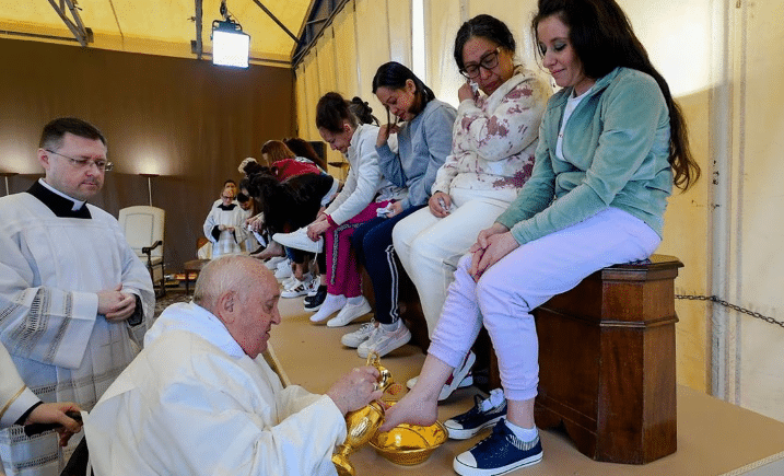 Papa Francisco lava los pies a reclusas por Jueves Santo