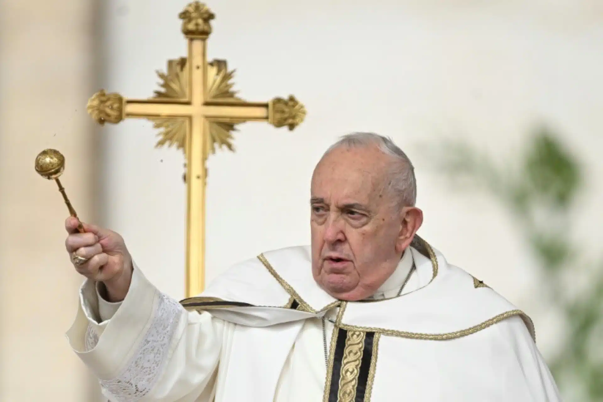 Papa Francisco preside la misa de Pascua pese a su delicado estado de salud
