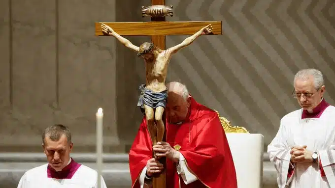 Papa Francisco preside en silencio el rito por la Pasión de Cristo