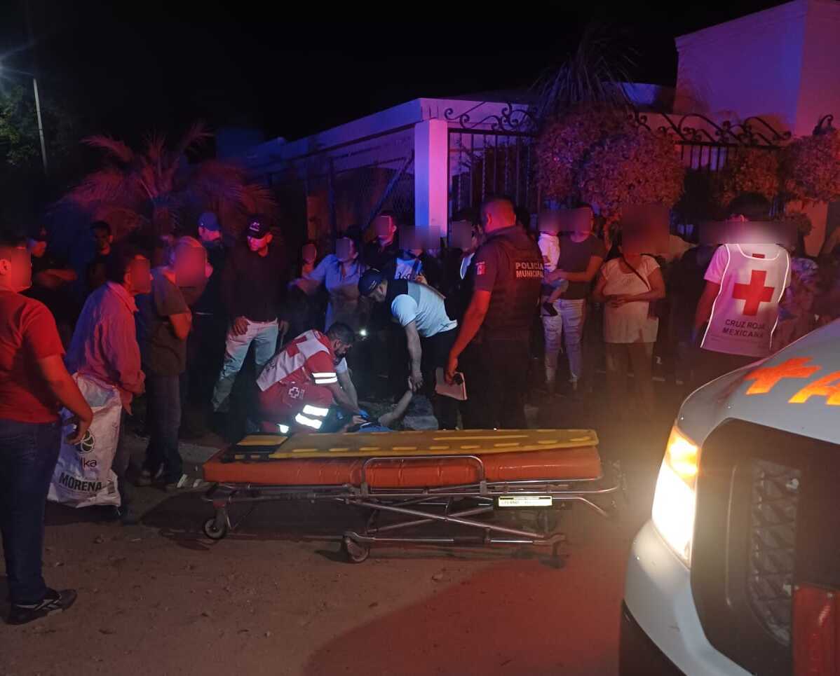 Paramédicos atienden a motociclista lesionado