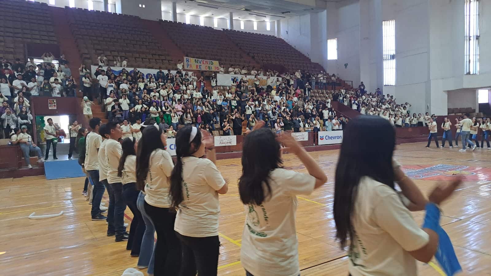 Jovenes asistentes a la Pascua Juvenil 2024 en el auditorio Benito Juárez de la ciudad deportiva Aurelio Rodríguez en la Ciudad de Los Mochis.