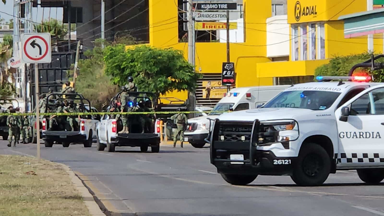 Patrulla de la Guardia Nacional al fondo otras patrullas en despliegue por el Malecón Nuevo de Culiacán