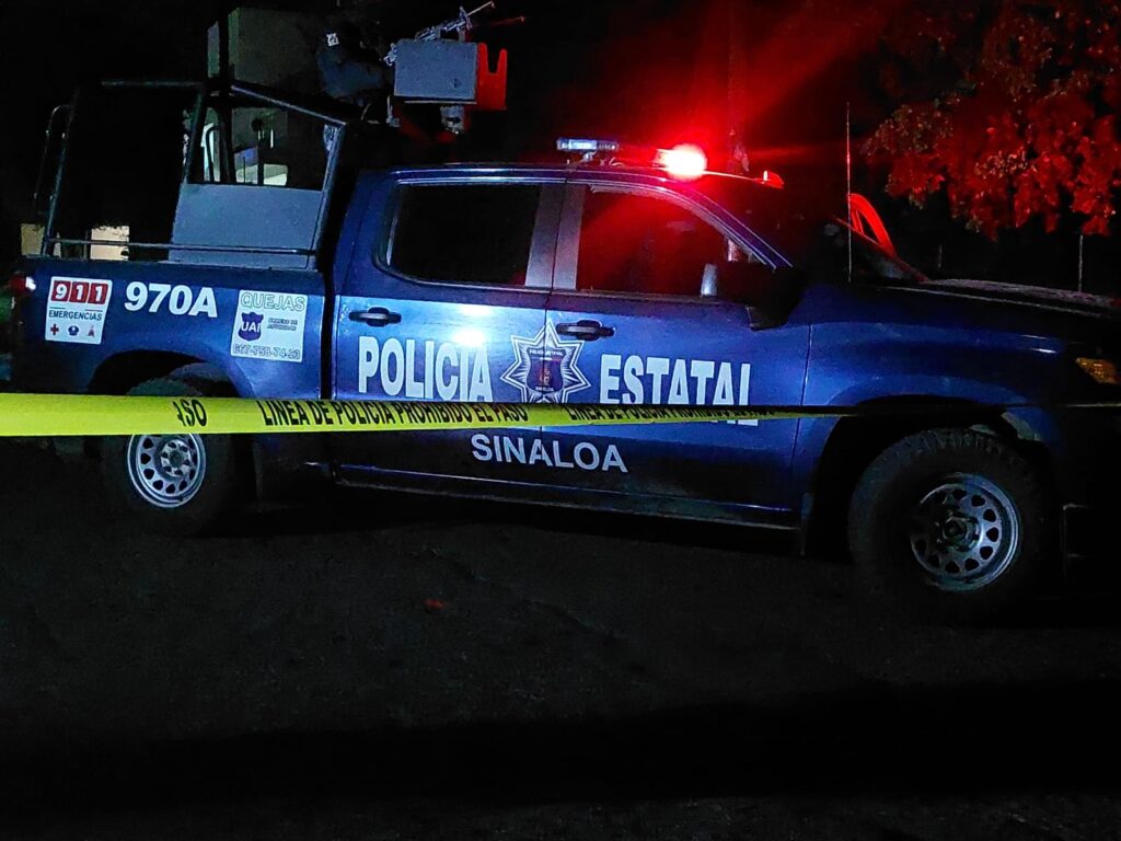 Patrulla de la Policía Estatal delimitando la escena del enfrentamiento en Culiacán