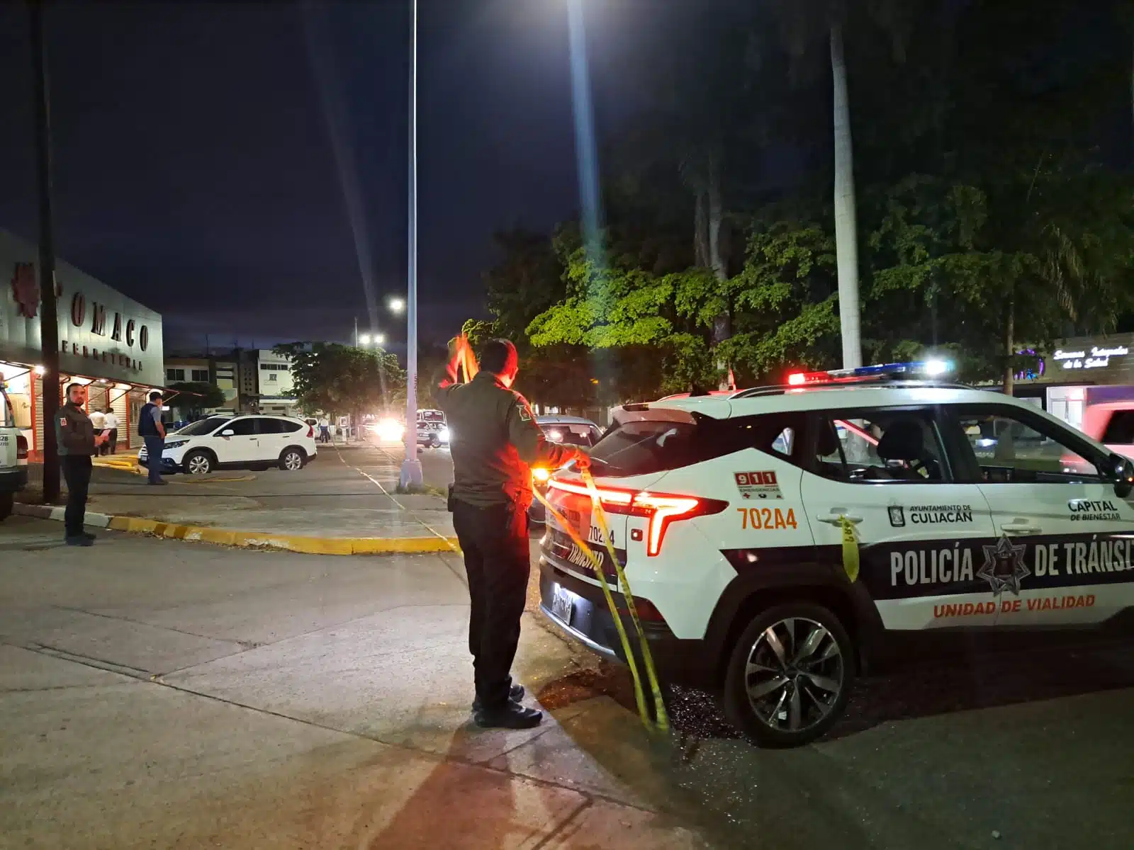 Patrulla de la Policía de Tránsito de Culiacán en el bulevar Leyva solano donde un peatón fue atropellado