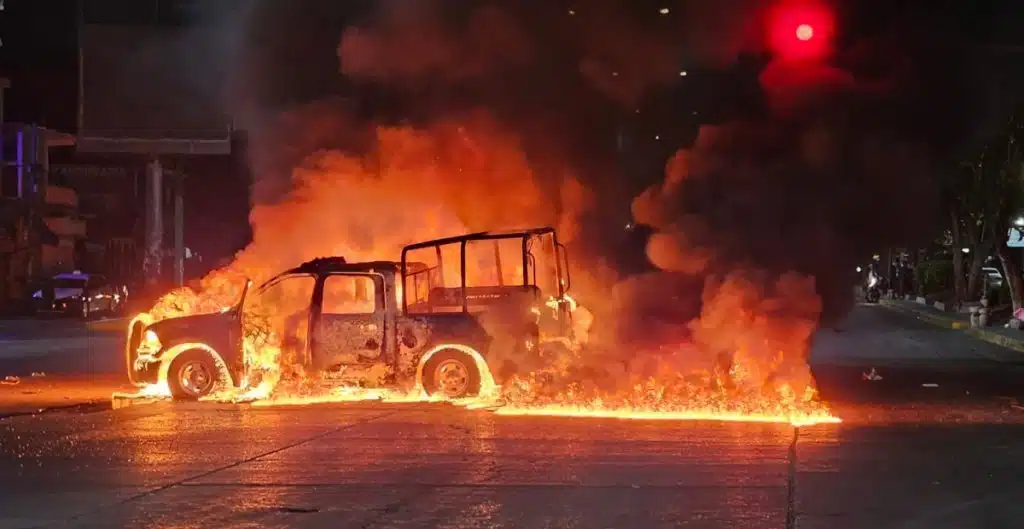 Patrulla de policía de Guerrero quemada