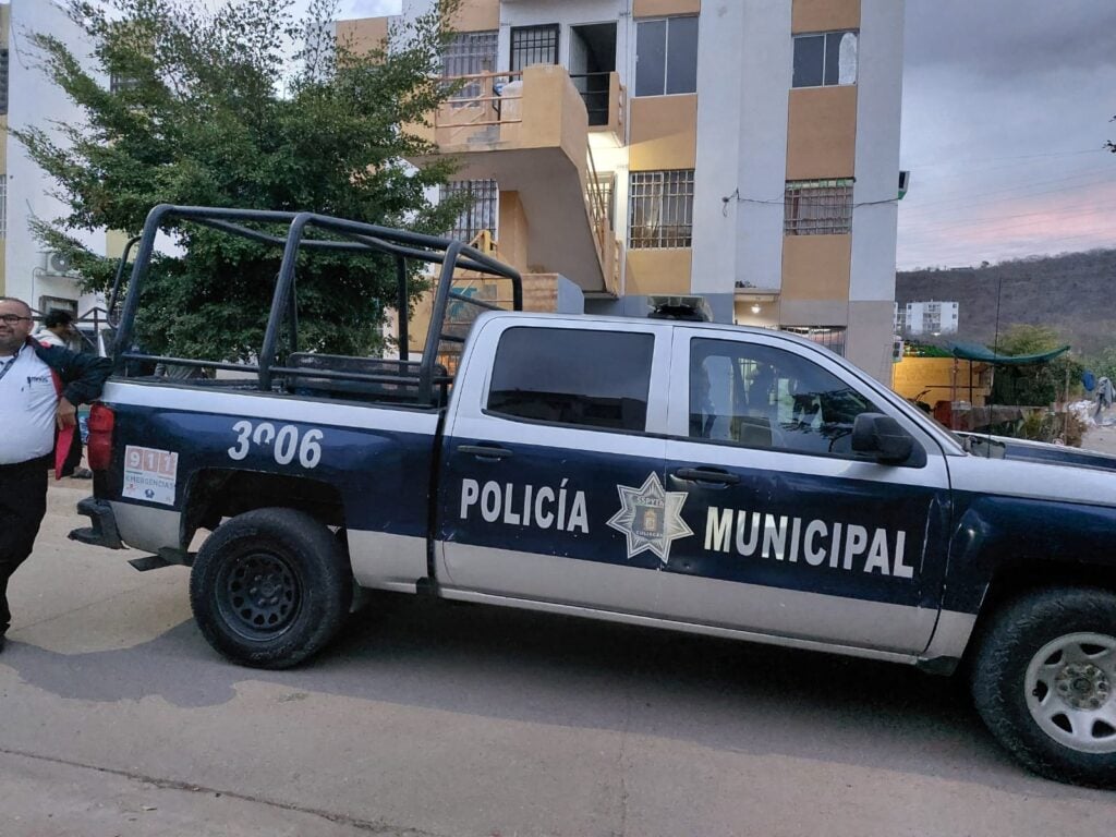 Patrulla estacionada frente a una vivienda donde se registró un homicidio