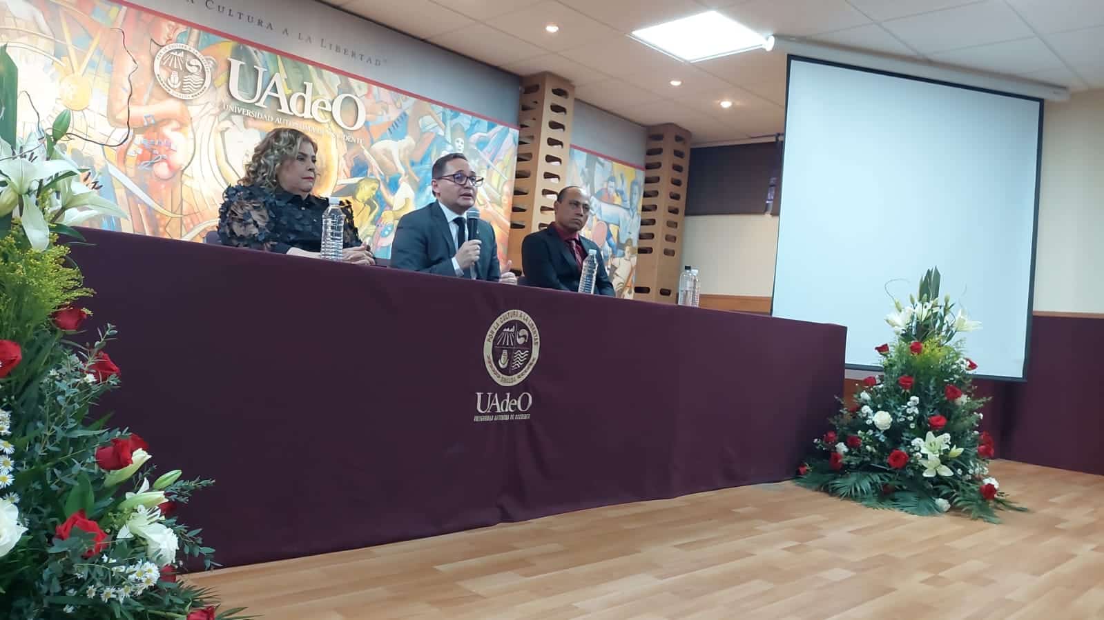 Pedro Flores Leal, rector de la UAdeO, en un evento donde tomó protesta el nuevo director del campus Guamúchil
