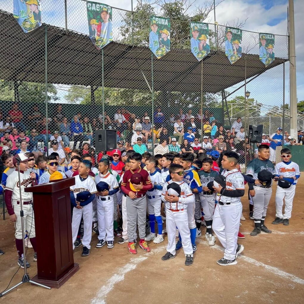 Peloteros en el credo deportivo durante la ceremonia inaugural del Torneo Nacional de Béisbol categoría 9 Años