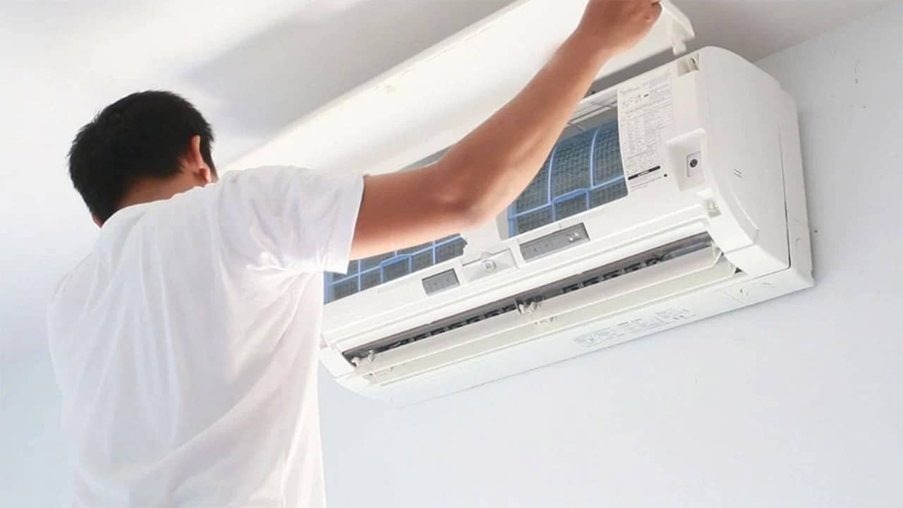 Persona instalando aire acondicionada
