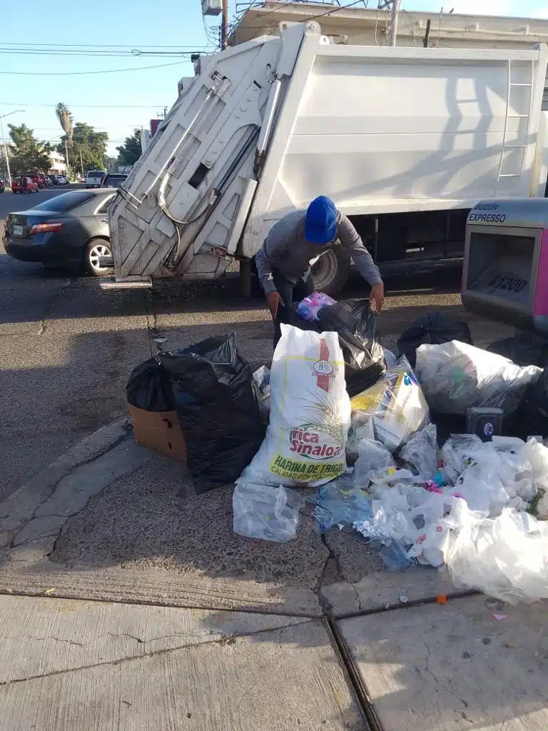 Personal de Op Ecología recogiendo basura de las calles en Los Mochis
