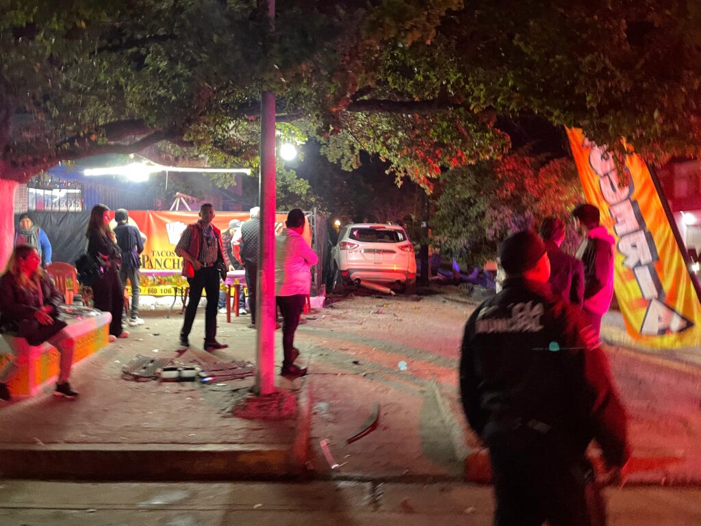 Personas en un puesto de tacos donde chocaron dos camionetas en Los Mochis