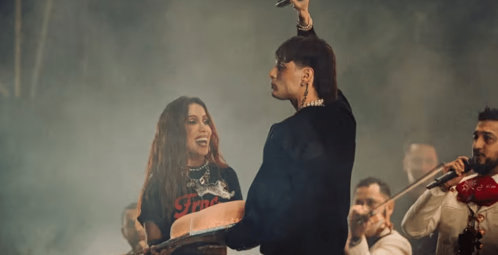 Peso Pluma y Anitta se besan en el festival Pal' Norte