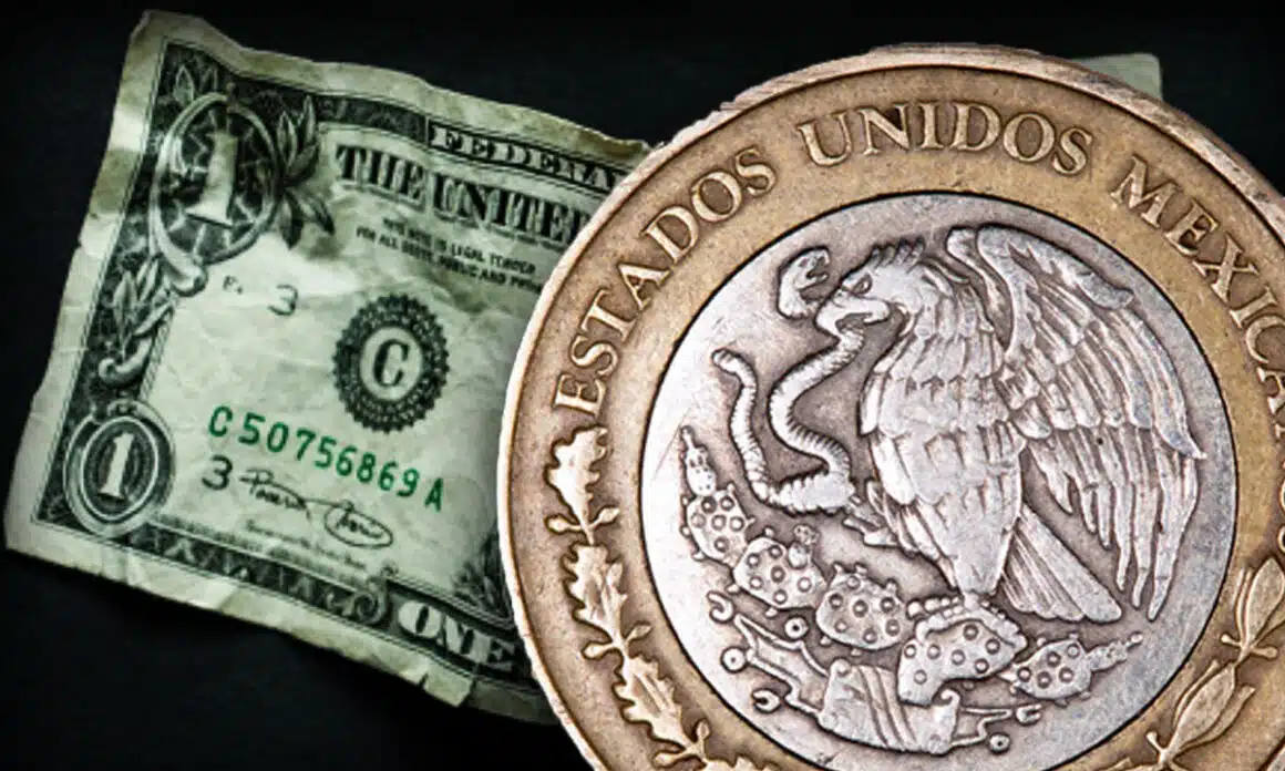 Billete de un dólar arrugado y encima de este una moneda de 10 pesos por el lado del águila