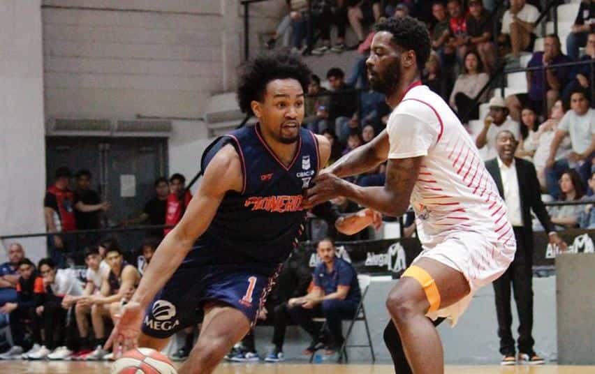 2 jugadores de basquetbol uno del equipo de Pioneros de Los Mochis y otro de Ostioneros de Guaymas