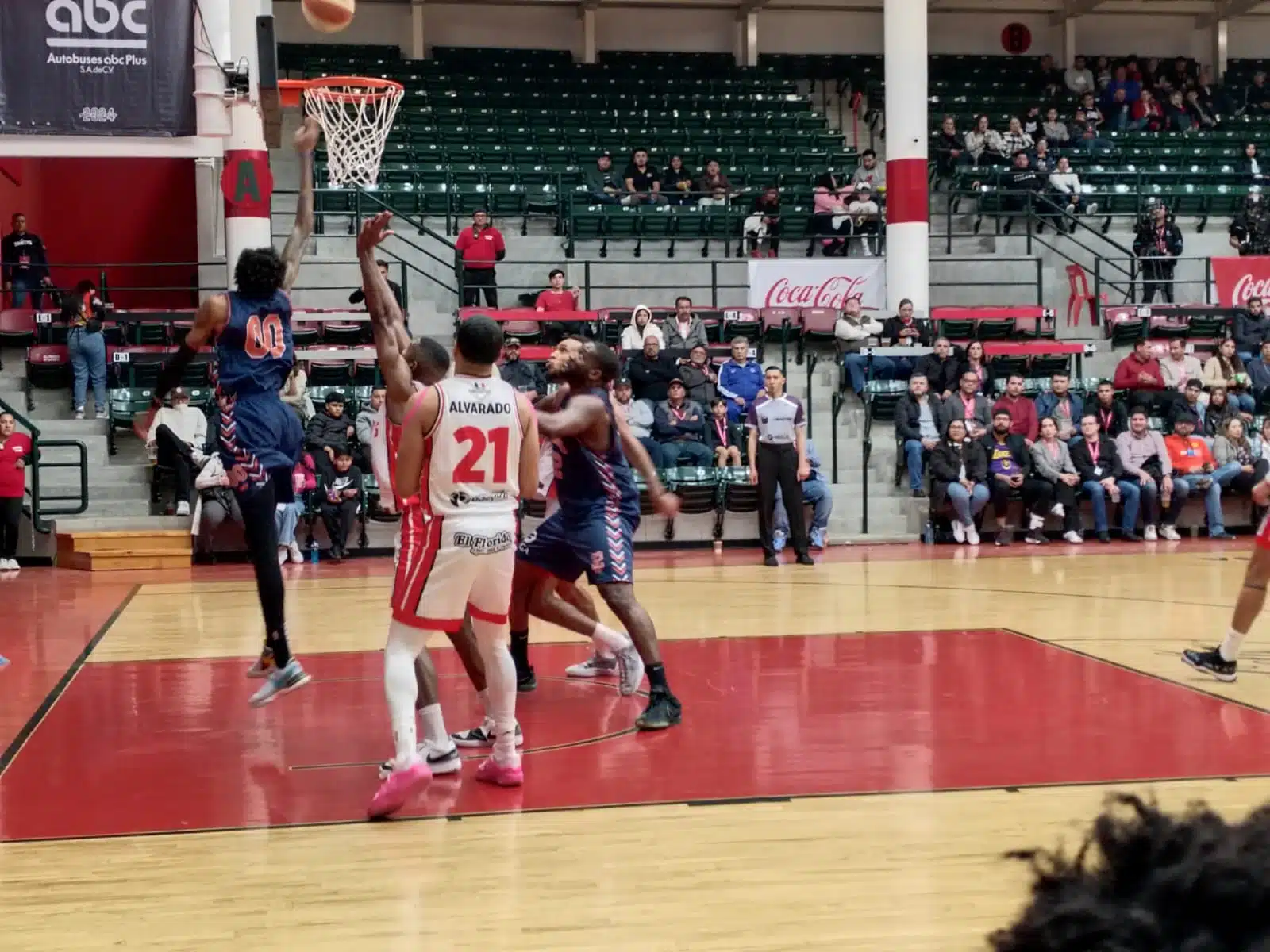 Anota el refuerzo de Pioneros, Raphiael Putney, en el juego de este martes en Tijuana