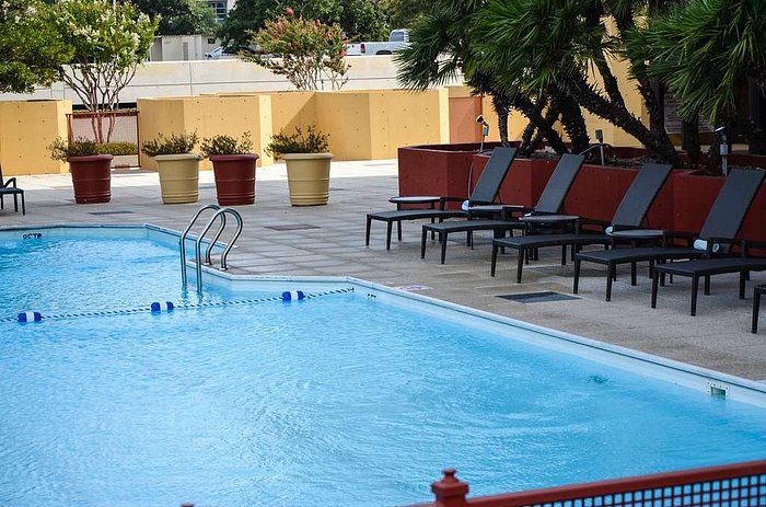 Niña de 8 años muere tras ser succionada por la tubería de una piscina en Texas