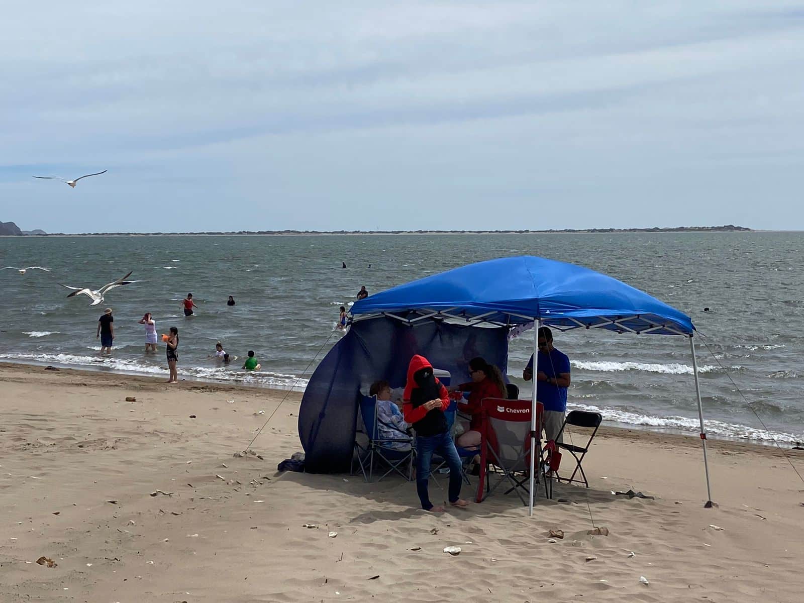 Casas de campaña en la orilla de la playa en El Maviri, Ahome