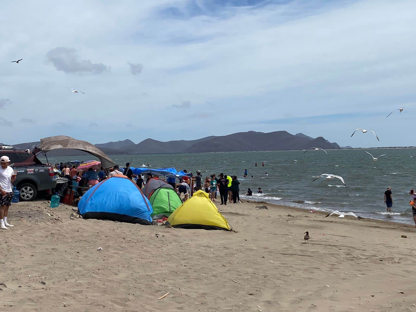 Casas de campaña en la orilla de la playa en El Maviri, Ahome