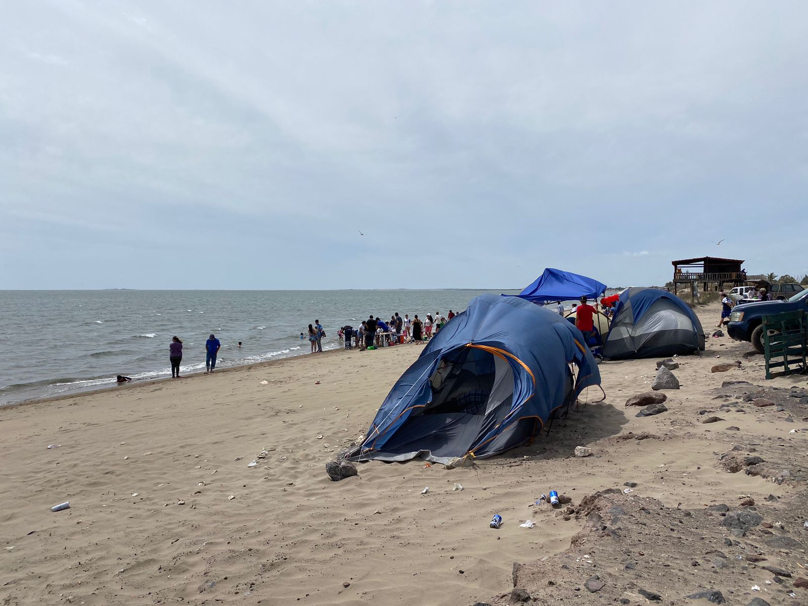 Casas de campaña en la orilla de la playa en El Maviri, Ahome