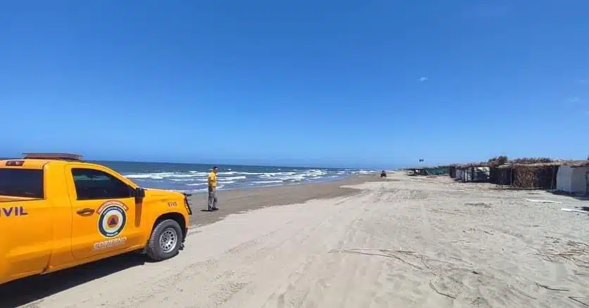 Camioneta de Protección Civil en la playa San Juan en Ahome