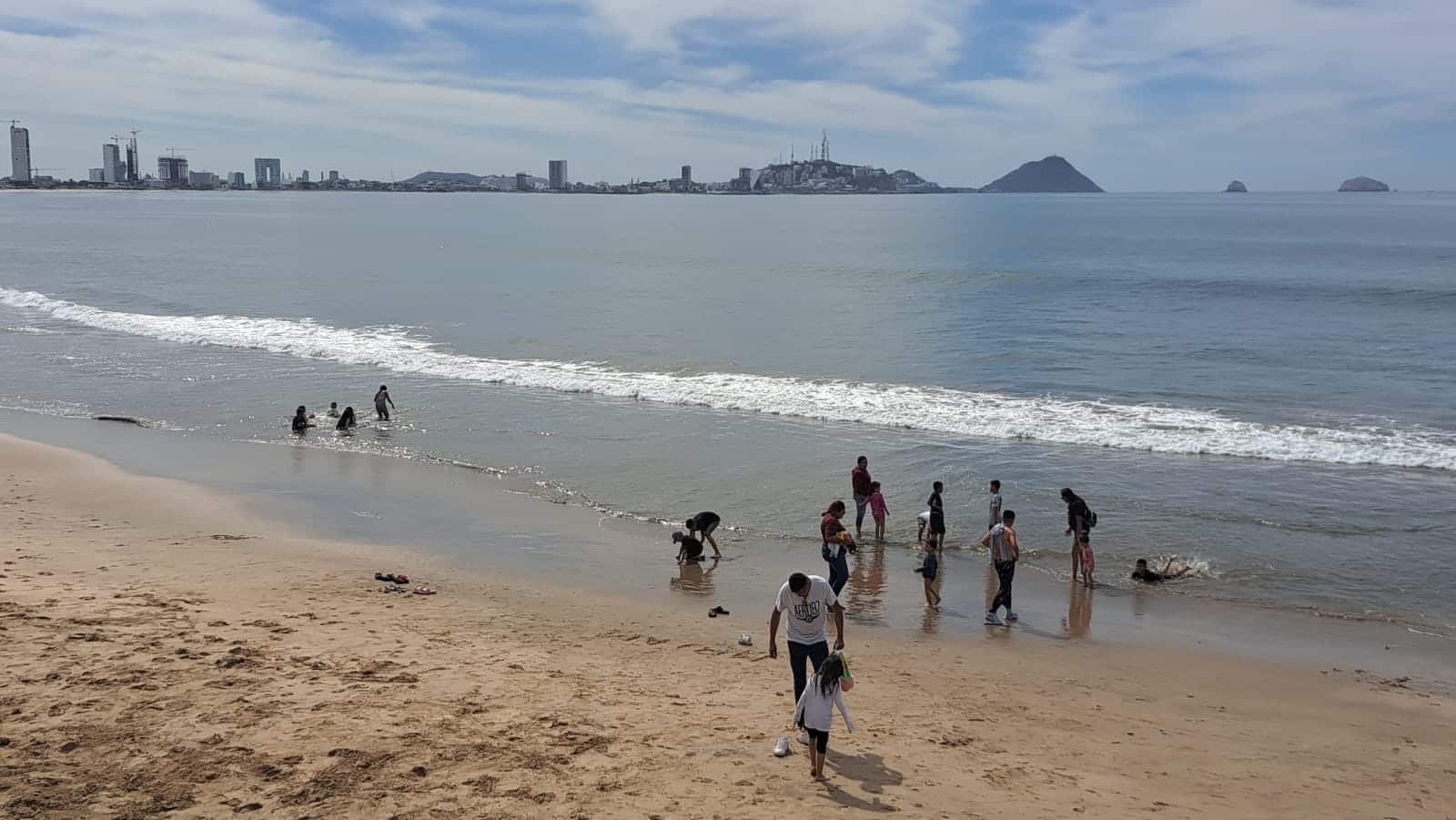 Turistas en una playa de Mazatlán
