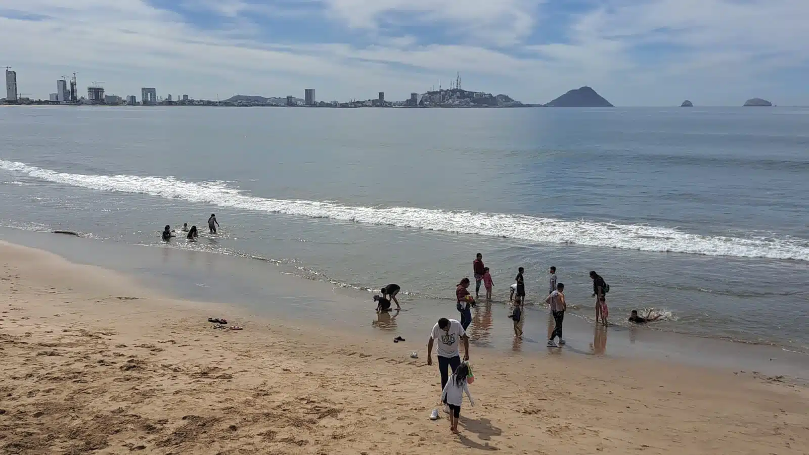 Turistas en una playa de Mazatlán
