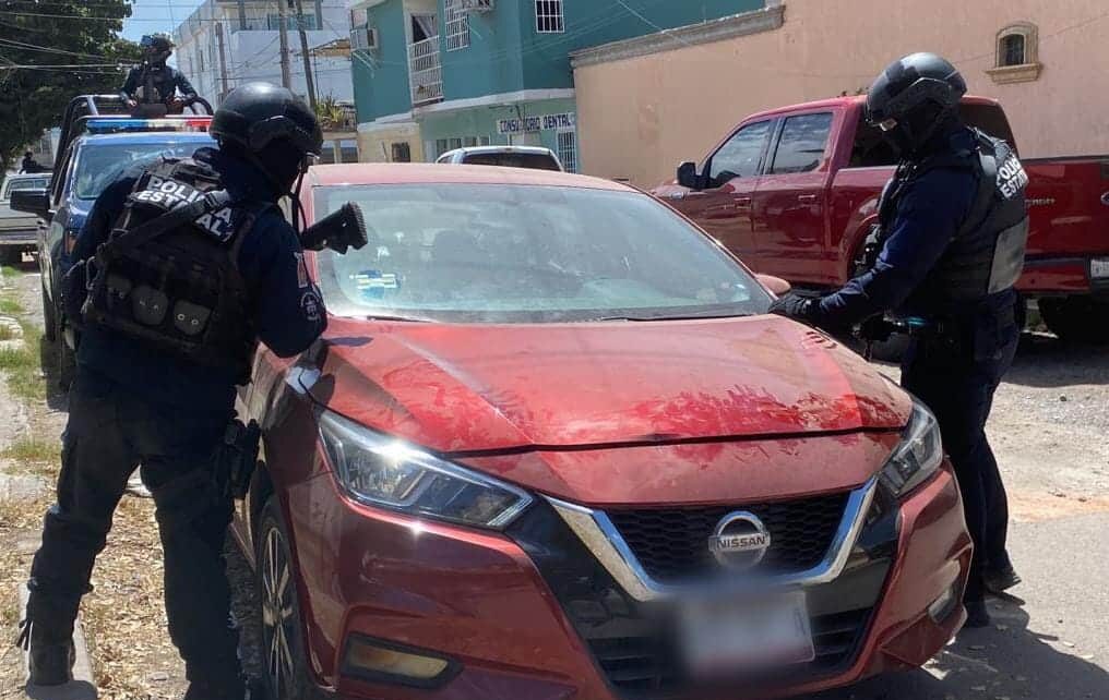 Elementos del Grupo Élite de la Policía Estatal Preventiva junto a un carro que tenía reporte de robo en Culiacán