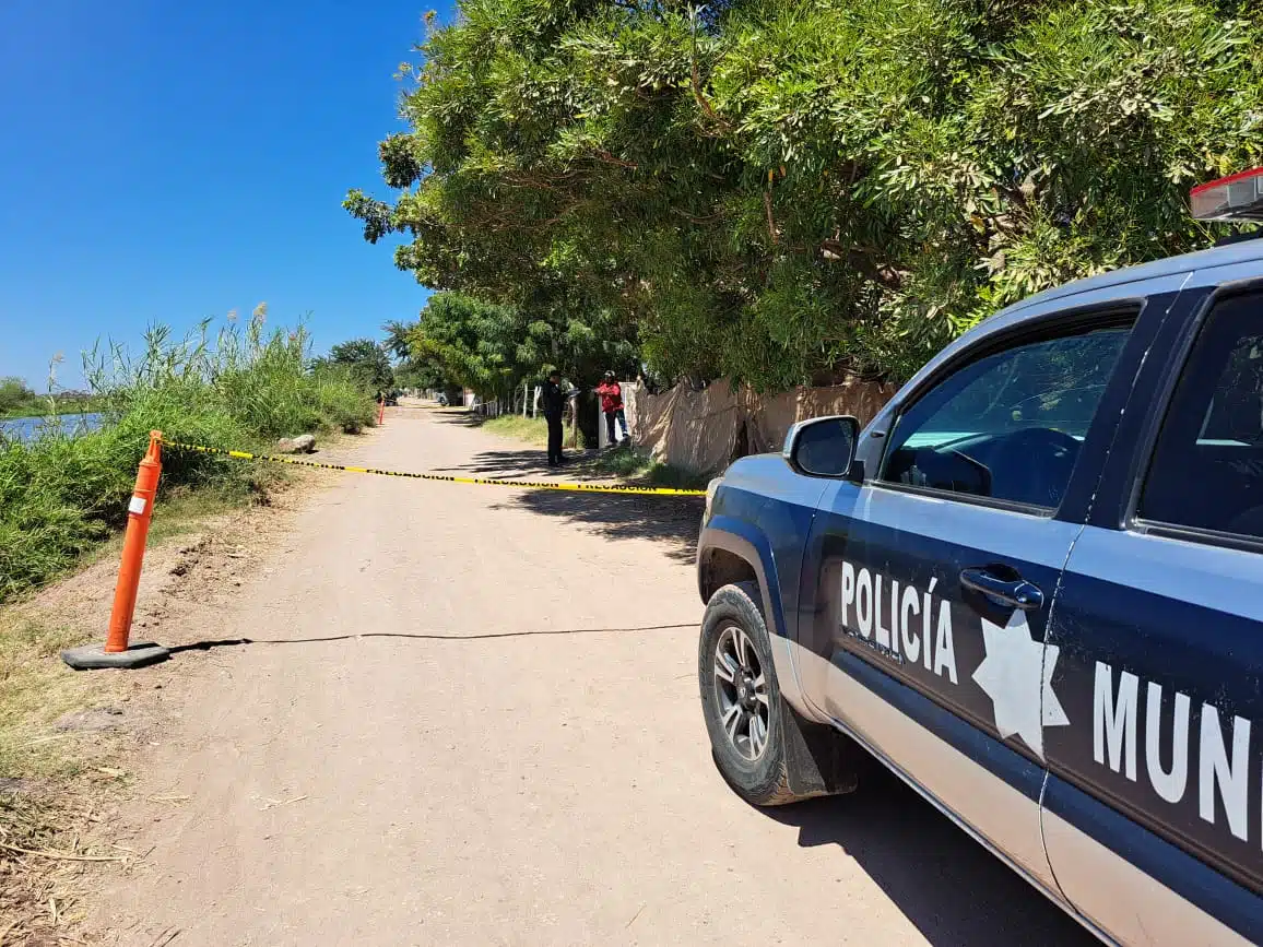 Patrulla de la policía estatal frente a una zona delimitada