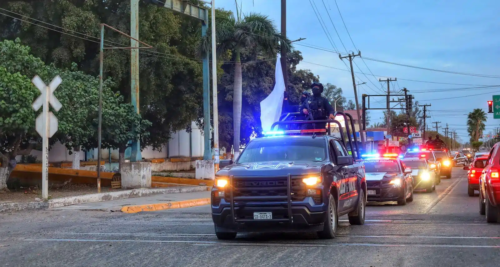 Patrullas de la Policía Municipal de Navolato salen en caravana con una bandera blanca en símbolo de que hubo saldo blanco durante Semana Santa