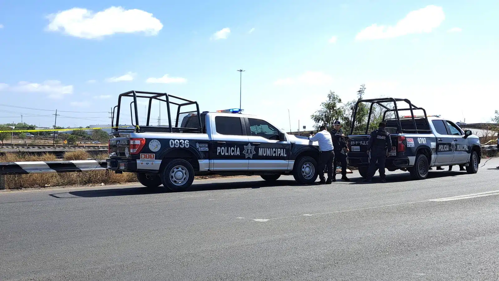 Patrullas de la Policía Municipal de Culiacán en el lugar donde atropellaron a Jesús por la carretera Culiacán-Eldorado