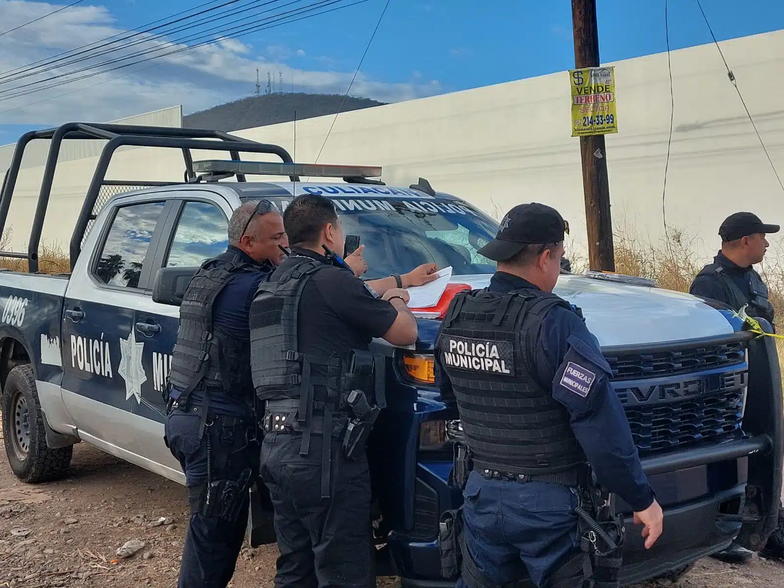 Patrulla y elementos de la Policía Municipal de Culiacán en el lugar donde fue localizado el cuerpo de José Antonio durante a mañana de este miércoles 20 de marzo