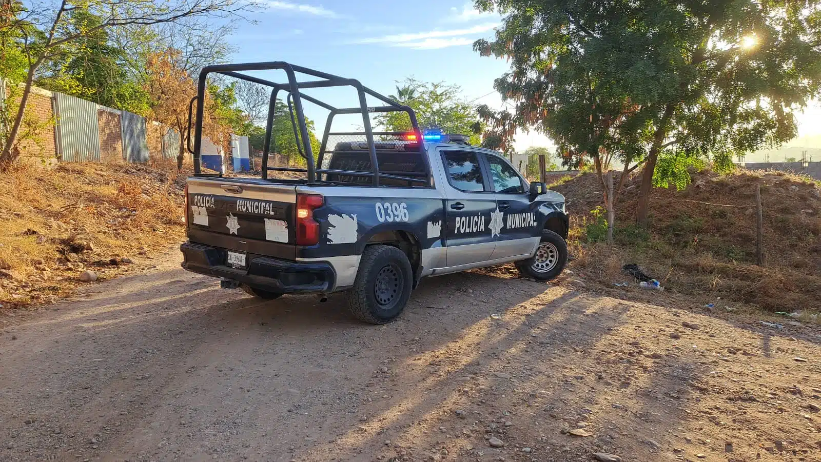Policía Municipal de Culiacán en el lugar donde encontraron a Armando envuelto en una cobija