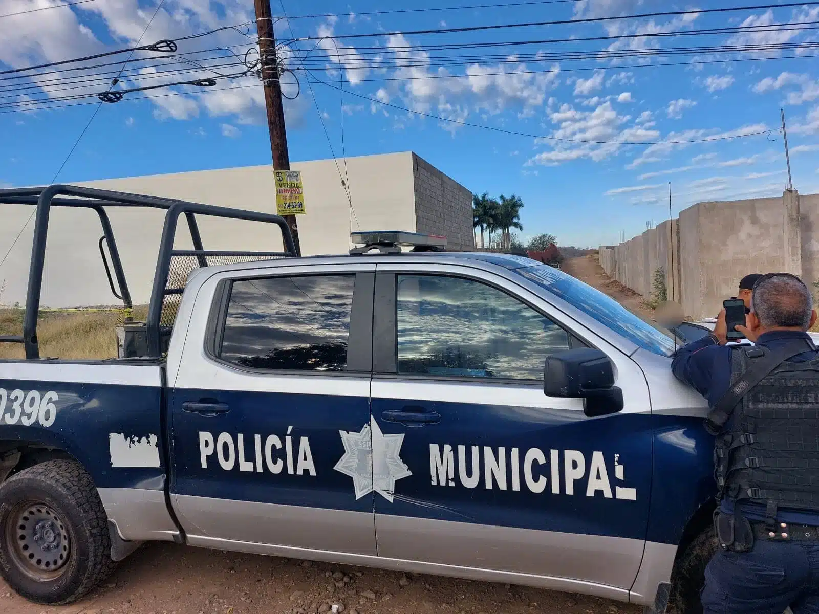 Patrulla y elementos de la Policía Municipal de Culiacán en el lugar donde fue localizado el cuerpo de José Antonio durante a mañana de este miércoles 20 de marzo