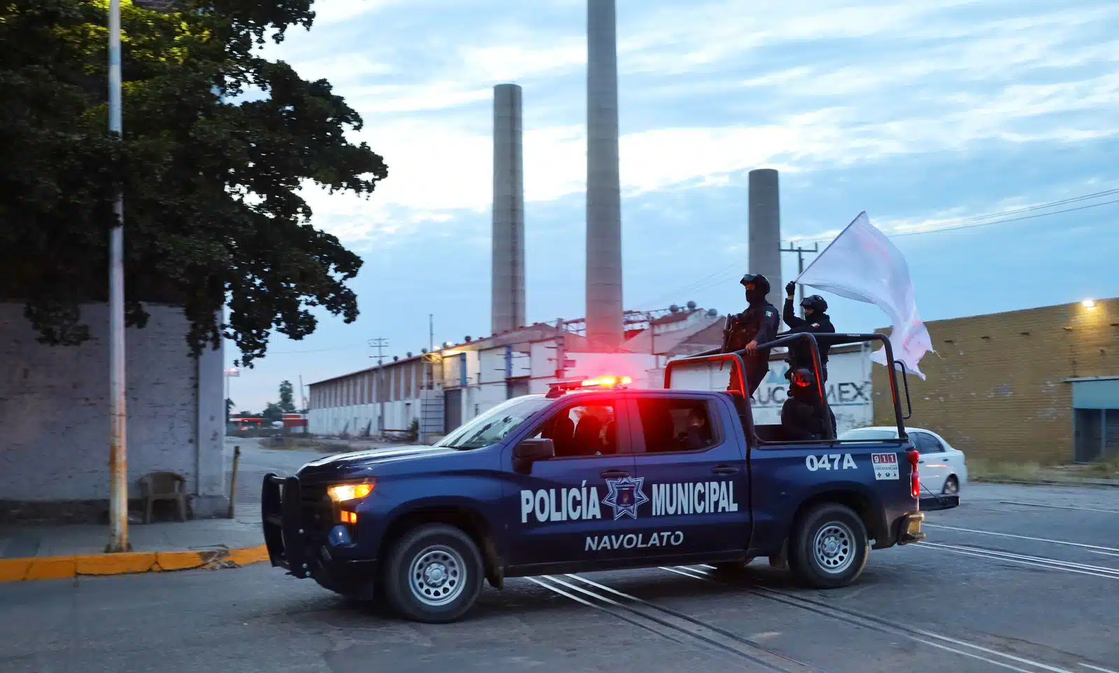 Patrulla de la Policía Municipal de Navolato durante la caravana con una bandera blanca en símbolo de que hubo saldo blanco durante Semana Santa