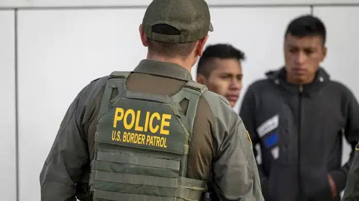 Policía de Texas podrá arrestar a migrantes sospechosos de cruzar frontera
