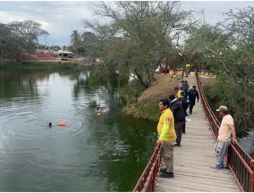 Policía de Mazatlán en el puente de la Laguna del Iguanero