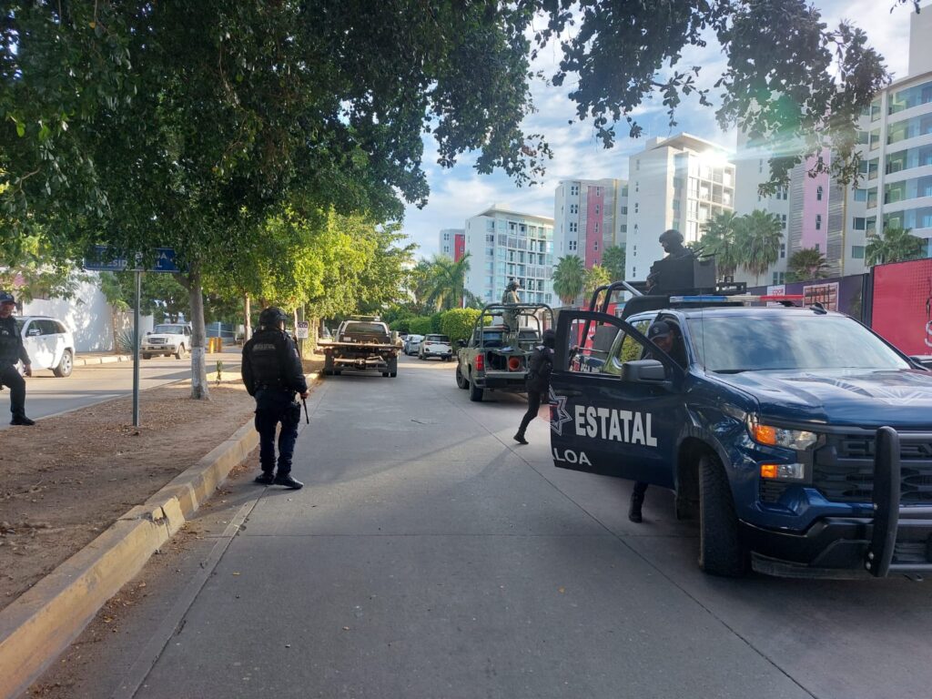 Policía estatal y militares en el lugar donde ocurrió un doble homicidio en Culiacán este día