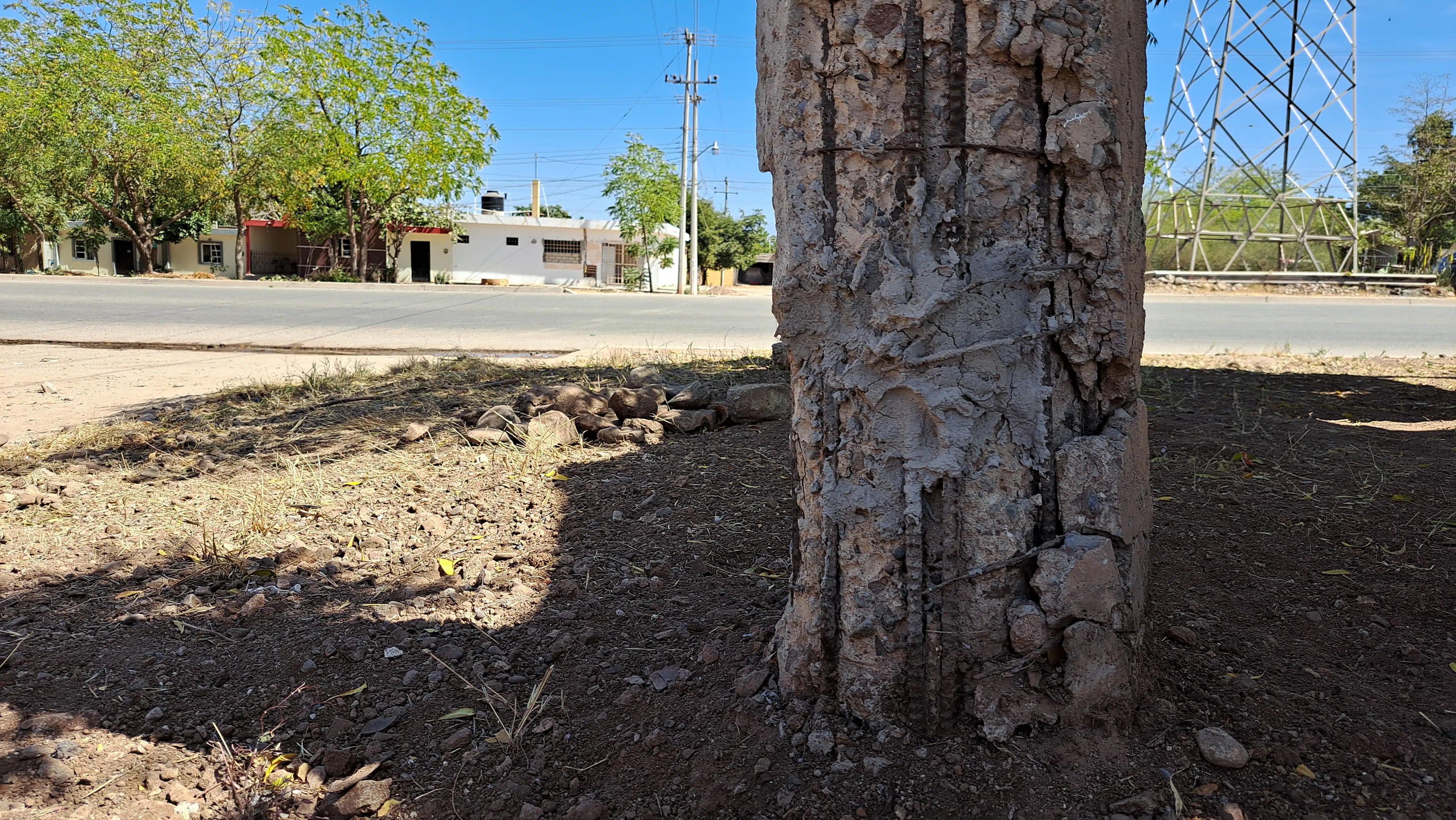 Postes de CFE en mal estado vistos en la ciudad de Guamúchil y el municipio de Salvador Alvarado (3)