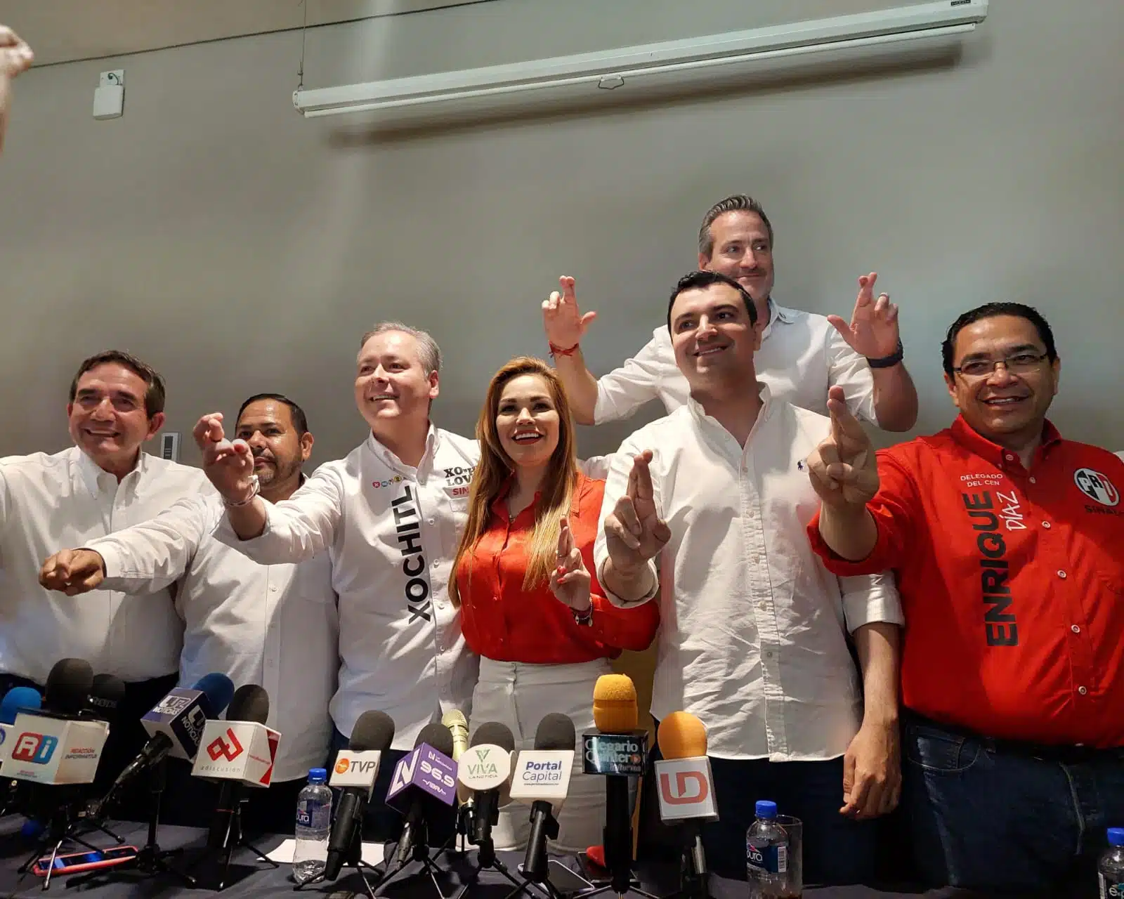 Presidentes de los partidos PRI, PAN, PRD y PAS posando para una foto en una conferencia de prensa en Culiacán