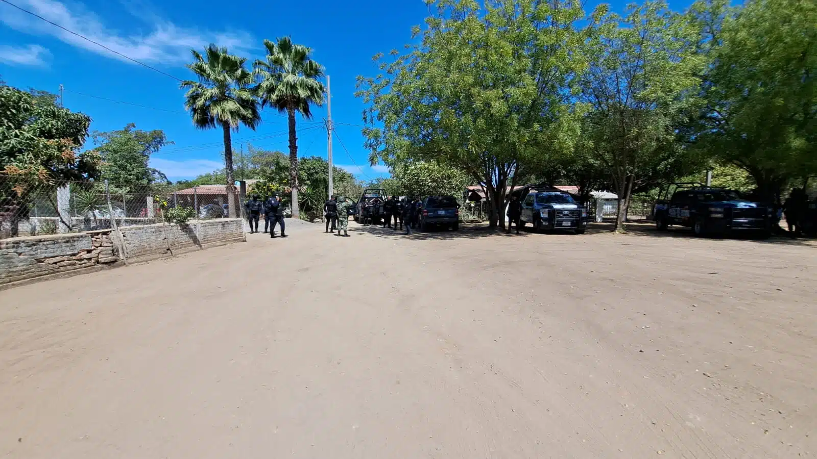 Elementos de Seguridad Pública Estatal y militares en una zona rural de Culiacán