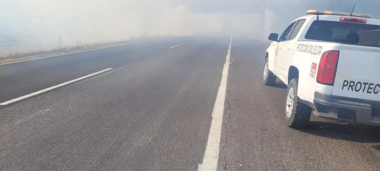 Camioneta de Protección Civil de Elota en el lugar de un incendio por la autopista Mazatlán-Culiacán