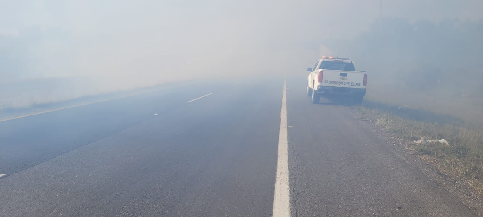 Camioneta de Protección Civil de Elota en el lugar de un incendio por la autopista Mazatlán-Culiacán