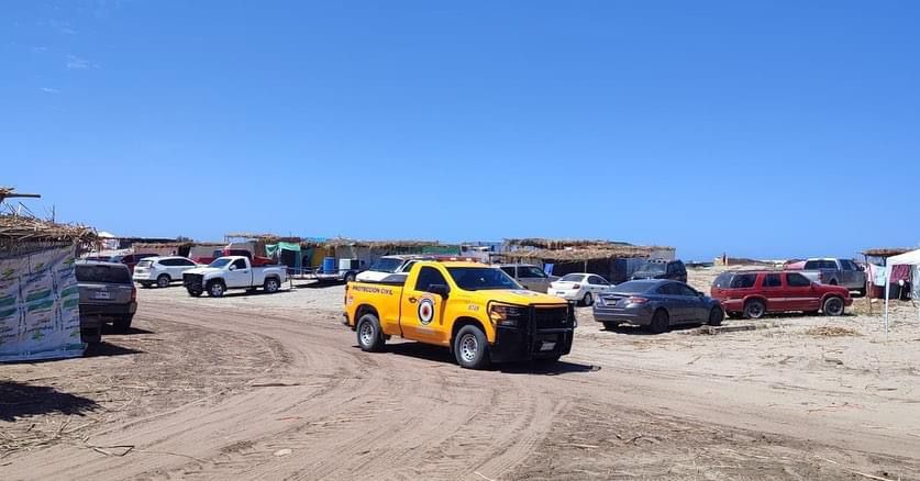 Camioneta de Protección Civil en la playa San Juan en Ahome