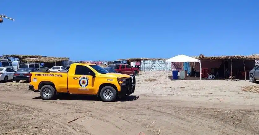 Camioneta de Protección Civil en la playa San Juan en Ahome