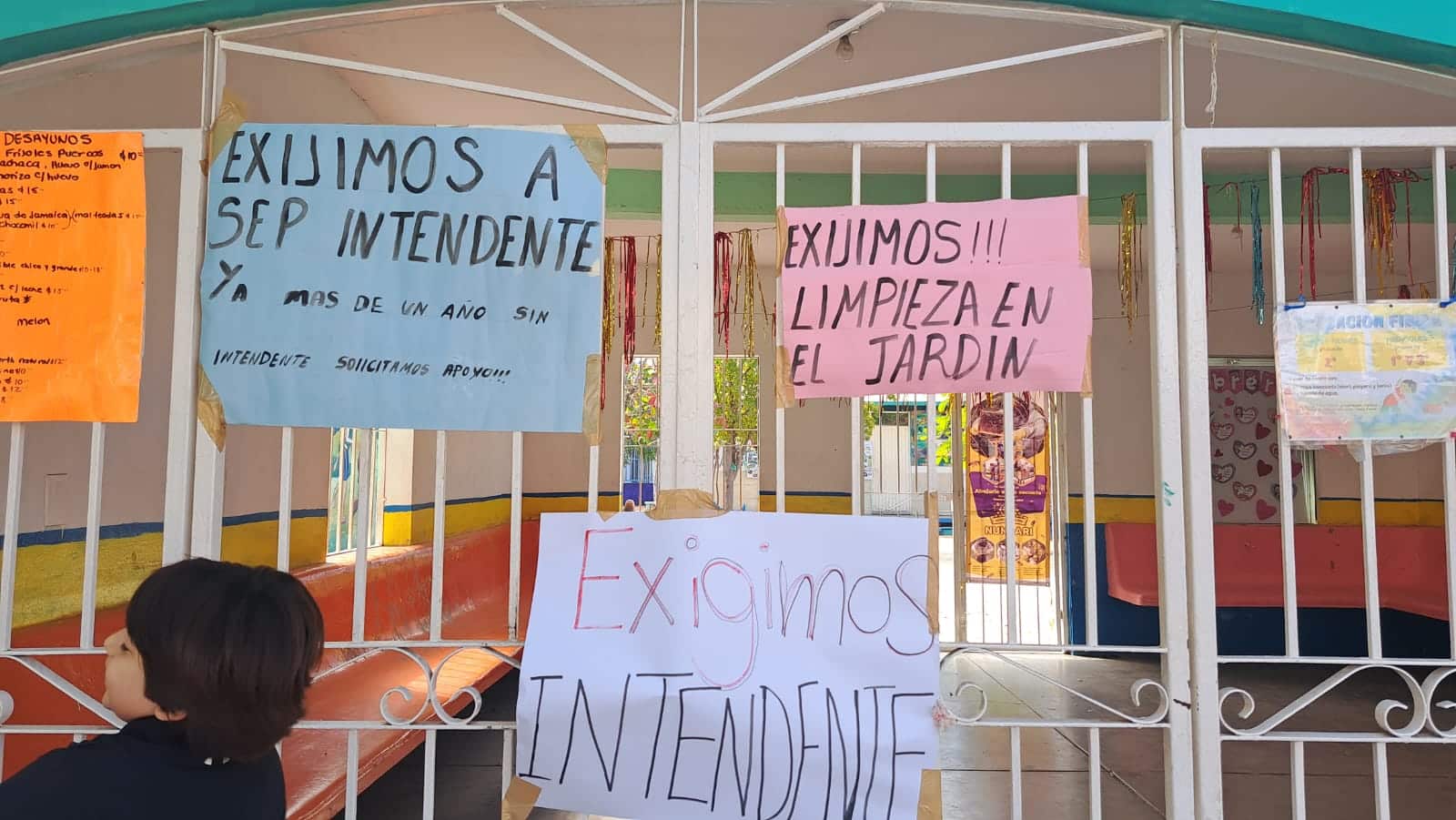 Padres de familia se manifiestan a las afueras del kínder Francisco Gabilondo Soler en Mazatlán.
