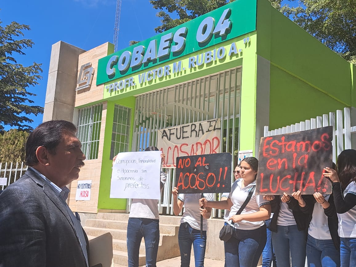 Estudiantes del plantel 04 de Cobaes exigen la destitución de un trabajador por presunto acoso sexual.