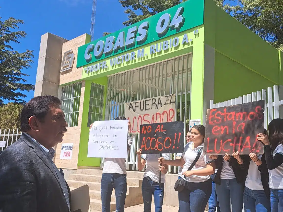 Estudiantes del plantel 04 de Cobaes exigen la destitución de un trabajador por presunto acoso sexual.